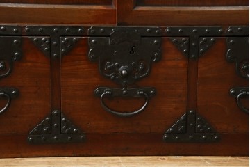 和製アンティーク　前面(欅材)　深みのある色合いが魅力的な米沢帳場箪笥　(R-078617)