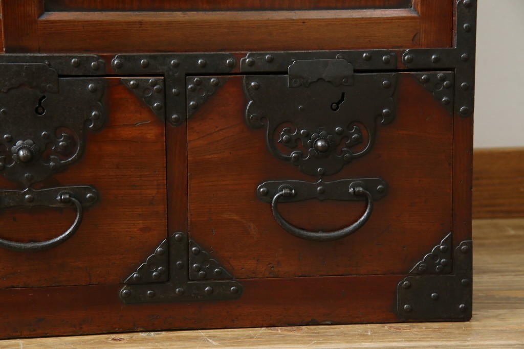 和製アンティーク　前面(欅材)　深みのある色合いが魅力的な米沢帳場箪笥　(R-078617)