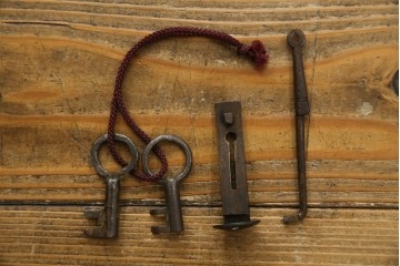 和製アンティーク　前面(欅材)　深みのある色合いが魅力的な米沢帳場箪笥　(R-078617)