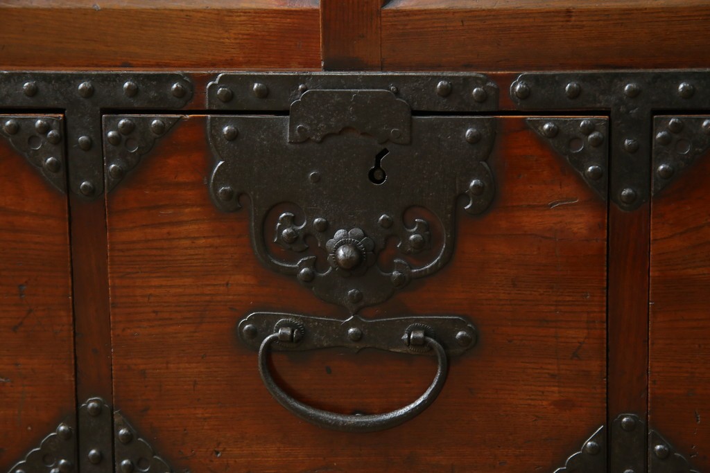 和製アンティーク　前面(欅材)　深みのある色合いが魅力的な米沢帳場箪笥　(R-078617)