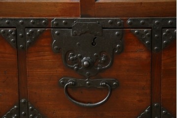 和製アンティーク　前面(欅材)　深みのある色合いが魅力的な米沢帳場箪笥　(R-078617)