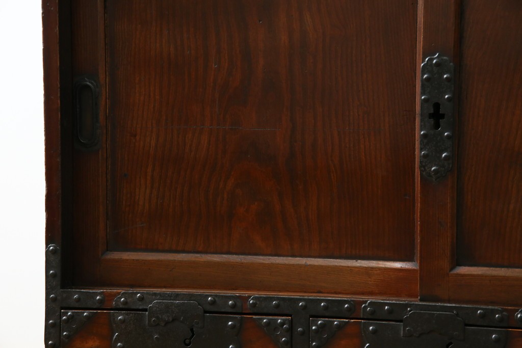 和製アンティーク　前面(欅材)　深みのある色合いが魅力的な米沢帳場箪笥　(R-078617)