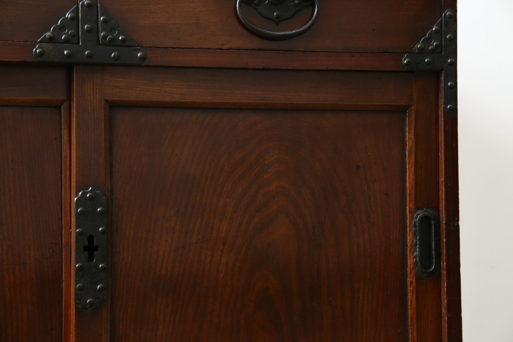 和製アンティーク　前面(欅材)　深みのある色合いが魅力的な米沢帳場箪笥　(R-078617)