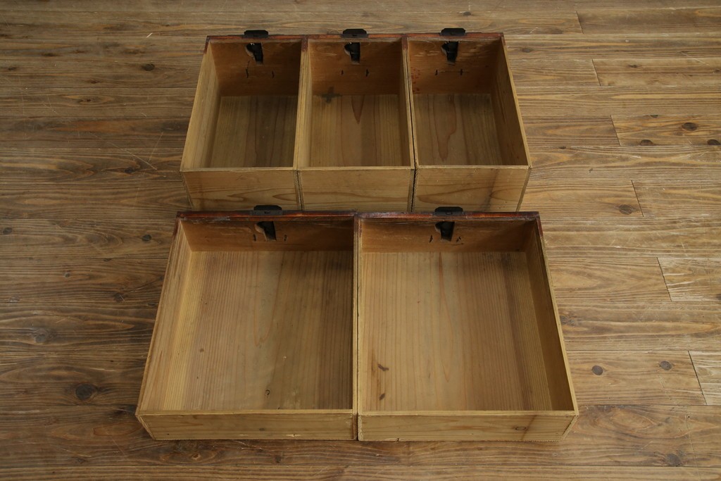 和製アンティーク　前面(欅材)　深みのある色合いが魅力的な米沢帳場箪笥　(R-078617)