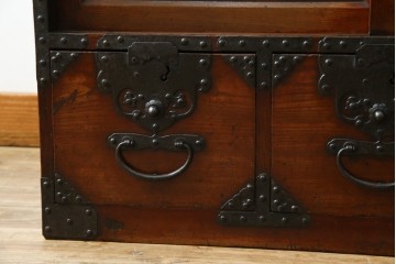 和製アンティーク　前面(欅材)　深みのある色合いが魅力的な米沢帳場箪笥　(R-078617)