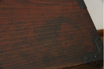 和製アンティーク　前面(欅材)　深みのある色合いが魅力的な米沢帳場箪笥　(R-078617)