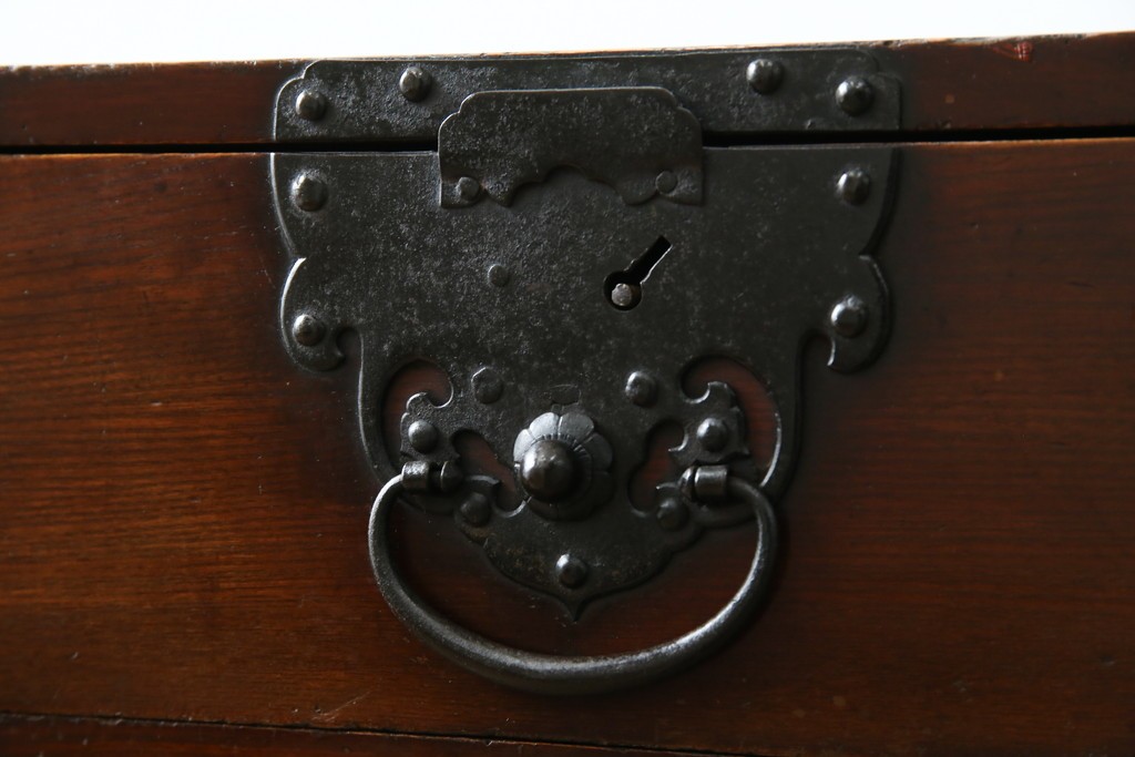 和製アンティーク　前面(欅材)　深みのある色合いが魅力的な米沢帳場箪笥　(R-078617)