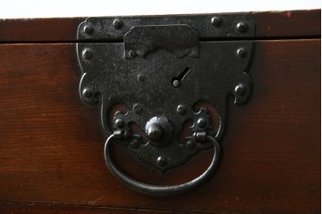 和製アンティーク　前面(欅材)　深みのある色合いが魅力的な米沢帳場箪笥　(R-078617)