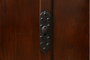 和製アンティーク　前面(欅材)　深みのある色合いが魅力的な米沢帳場箪笥　(R-078617)