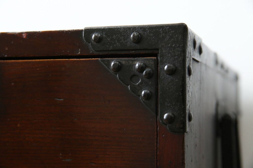 和製アンティーク　前面(欅材)　深みのある色合いが魅力的な米沢帳場箪笥　(R-078617)