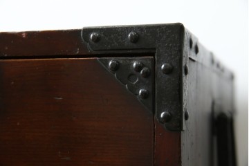 和製アンティーク　前面(欅材)　深みのある色合いが魅力的な米沢帳場箪笥　(R-078617)