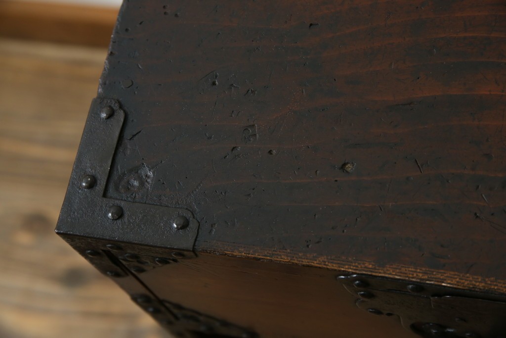 和製アンティーク　前面(欅材)　深みのある色合いが魅力的な米沢帳場箪笥　(R-078617)