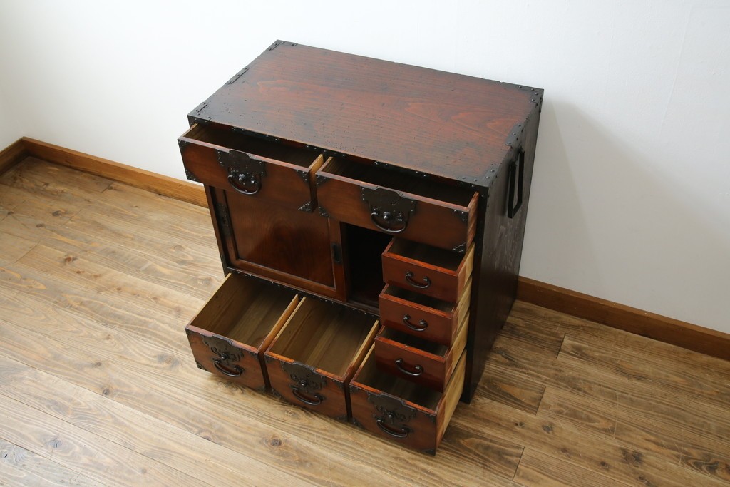 和製アンティーク　前面(欅材)　深みのある色合いが魅力的な米沢帳場箪笥　(R-078617)