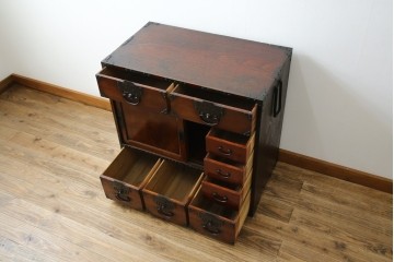 和製アンティーク　前面(欅材)　深みのある色合いが魅力的な米沢帳場箪笥　(R-078617)