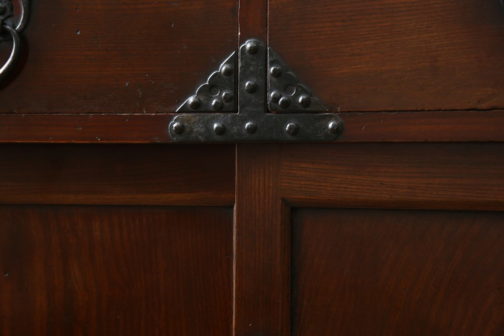 和製アンティーク　前面(欅材)　深みのある色合いが魅力的な米沢帳場箪笥　(R-078617)