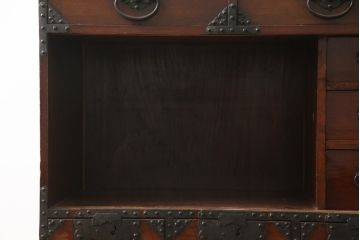 和製アンティーク　前面欅(ケヤキ)材　深みのある色合いが魅力的な米沢帳場箪笥(和箪笥、時代箪笥、収納たんす)(R-078617)