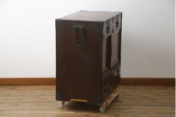 和製アンティーク　前面欅(ケヤキ)材　深みのある色合いが魅力的な米沢帳場箪笥(和箪笥、時代箪笥、収納たんす)(R-078617)