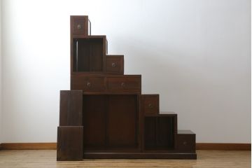 中古　美品　和の空間作りにおすすめの両面使いできる4分割階段箪笥(和箪笥、和タンス、収納箪笥)(R-078618)
