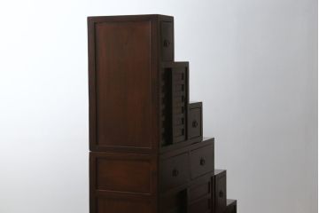 中古　美品　和の空間作りにおすすめの両面使いできる4分割階段箪笥(和箪笥、和タンス、収納箪笥)(R-078618)