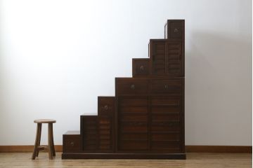 中古　美品　和の空間作りにおすすめの両面使いできる4分割階段箪笥(和箪笥、和タンス、収納箪笥)(R-078618)