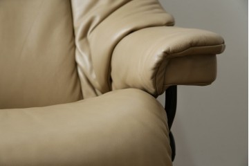 中古　EKORNES(エコーネス)　本革　オットマン付き　ロングセラー!!一番人気のストレスレス レノ クラシック(S)(レザー、アームチェア、リクライニングチェア、椅子、一人掛けソファ、1Pソファ)(定価約40万円)(R-078619)