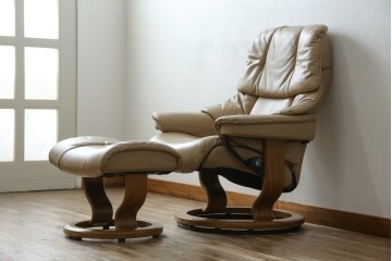 中古　EKORNES(エコーネス)　本革　オットマン付き　ロングセラー!!一番人気のストレスレス レノ クラシック(S)(レザー、アームチェア、リクライニングチェア、椅子、一人掛けソファ、1Pソファ)(定価約40万円)(R-078619)