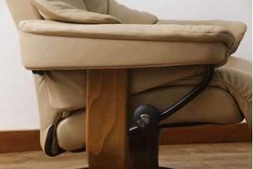 中古　EKORNES(エコーネス)　本革　オットマン付き　ロングセラー!!一番人気のストレスレス レノ クラシック(S)(レザー、アームチェア、リクライニングチェア、椅子、一人掛けソファ、1Pソファ)(定価約40万円)(R-078619)
