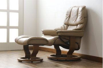 中古　EKORNES(エコーネス)　本革　オットマン付き　ロングセラー!!一番人気のストレスレス レノ クラシック(S)(レザー、アームチェア、リクライニングチェア、椅子、一人掛けソファ、1Pソファ)(定価約40万円)(R-078619)
