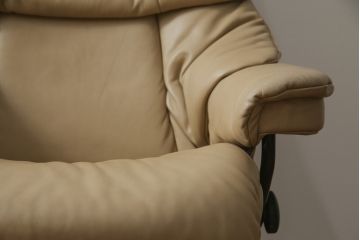 中古　EKORNES(エコーネス)　本革　オットマン付き　ロングセラー!!一番人気のストレスレス レノ クラシック(S)(レザー、アームチェア、リクライニングチェア、椅子、一人掛けソファ、1Pソファ)(定価約40万円)(R-078619)