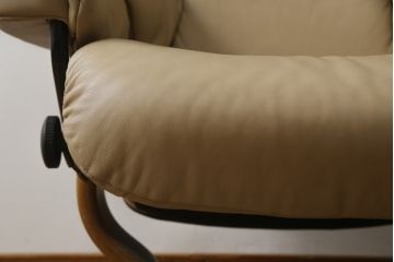 中古　EKORNES(エコーネス)　本革　オットマン付き　ロングセラー!!一番人気のストレスレス レノ クラシック(S)(レザー、アームチェア、リクライニングチェア、椅子、一人掛けソファ、1Pソファ)(定価約40万円)(R-078619)