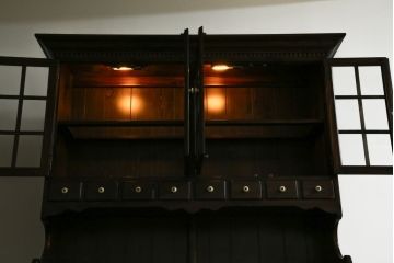 中古　美品　ETHAN ALLEN(イーセンアーレン)　深みのある色合いが魅力的なカントリー調のカップボード(食器棚、キャビネット、収納棚、戸棚)(R-078620)