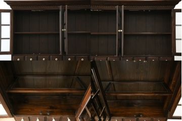 中古　美品　ETHAN ALLEN(イーセンアーレン)　深みのある色合いが魅力的なカントリー調のカップボード(食器棚、キャビネット、収納棚、戸棚)(R-078620)