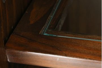 中古　美品　ETHAN ALLEN(イーセンアーレン)　深みのある色合いが魅力的なカントリー調のカップボード(食器棚、キャビネット、収納棚、戸棚)(R-078620)
