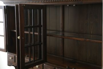 中古　美品　ETHAN ALLEN(イーセンアーレン)　深みのある色合いが魅力的なカントリー調のカップボード(食器棚、キャビネット、収納棚、戸棚)(R-078620)
