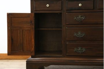 中古　美品　ETHAN ALLEN(イーセンアーレン)　深みのある色合いが魅力的なカントリー調のカップボード(食器棚、キャビネット、収納棚、戸棚)(R-078620)