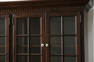 中古　美品　ETHAN ALLEN(イーセンアーレン)　深みのある色合いが魅力的なカントリー調のカップボード(食器棚、キャビネット、収納棚、戸棚)(R-078620)