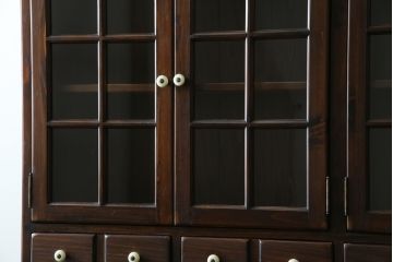 中古　美品　ETHAN ALLEN(イーセンアーレン)　深みのある色合いが魅力的なカントリー調のカップボード(食器棚、キャビネット、収納棚、戸棚)(R-078620)