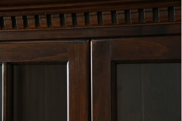 中古　美品　ETHAN ALLEN(イーセンアーレン)　深みのある色合いが魅力的なカントリー調のカップボード(食器棚、キャビネット、収納棚、戸棚)(R-078620)