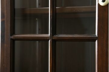 中古　美品　ETHAN ALLEN(イーセンアーレン)　深みのある色合いが魅力的なカントリー調のカップボード(食器棚、キャビネット、収納棚、戸棚)(R-078620)