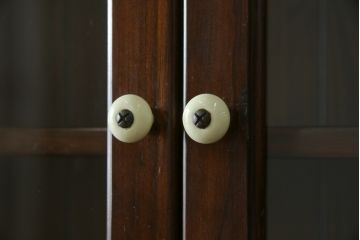 中古　美品　ETHAN ALLEN(イーセンアーレン)　深みのある色合いが魅力的なカントリー調のカップボード(食器棚、キャビネット、収納棚、戸棚)(R-078620)