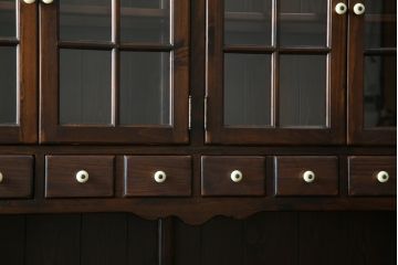 中古　美品　ETHAN ALLEN(イーセンアーレン)　深みのある色合いが魅力的なカントリー調のカップボード(食器棚、キャビネット、収納棚、戸棚)(R-078620)