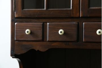 中古　美品　ETHAN ALLEN(イーセンアーレン)　深みのある色合いが魅力的なカントリー調のカップボード(食器棚、キャビネット、収納棚、戸棚)(R-078620)