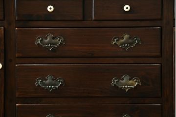 中古　美品　ETHAN ALLEN(イーセンアーレン)　深みのある色合いが魅力的なカントリー調のカップボード(食器棚、キャビネット、収納棚、戸棚)(R-078620)