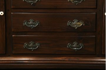 中古　美品　ETHAN ALLEN(イーセンアーレン)　深みのある色合いが魅力的なカントリー調のカップボード(食器棚、キャビネット、収納棚、戸棚)(R-078620)