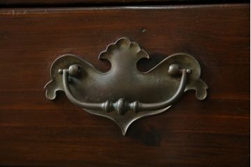 中古　美品　ETHAN ALLEN(イーセンアーレン)　深みのある色合いが魅力的なカントリー調のカップボード(食器棚、キャビネット、収納棚、戸棚)(R-078620)