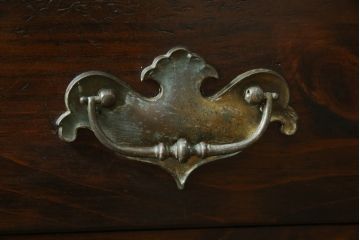 中古　美品　ETHAN ALLEN(イーセンアーレン)　深みのある色合いが魅力的なカントリー調のカップボード(食器棚、キャビネット、収納棚、戸棚)(R-078620)