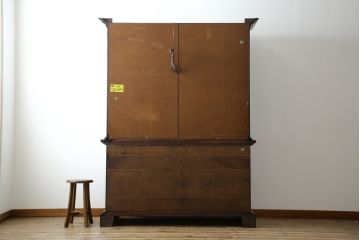 中古　美品　ETHAN ALLEN(イーセンアーレン)　深みのある色合いが魅力的なカントリー調のカップボード(食器棚、キャビネット、収納棚、戸棚)(R-078620)