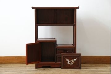 和製ビンテージ　花梨(カリン)材　螺鈿(ラデン)　象嵌入り　上品な佇まいで和の雰囲気を引き立てる小振りな茶棚(収納棚、戸棚、違い棚、ヴィンテージ)(R-078622)