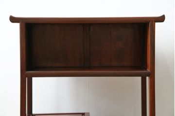 和製ビンテージ　花梨(カリン)材　螺鈿(ラデン)　象嵌入り　上品な佇まいで和の雰囲気を引き立てる小振りな茶棚(収納棚、戸棚、違い棚、ヴィンテージ)(R-078622)
