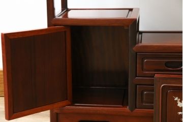 和製ビンテージ　花梨(カリン)材　螺鈿(ラデン)　象嵌入り　上品な佇まいで和の雰囲気を引き立てる小振りな茶棚(収納棚、戸棚、違い棚、ヴィンテージ)(R-078622)